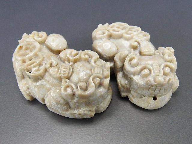 菊花石化石天然石金銭三枚ヒキュウ彫刻品置物ペンダントトップ風水物縁起物 < インテリア/ライフ  菊花石化石天然石金銭三枚ヒキュウ彫刻品置物ペンダントトップ風水物縁起物 < インテリア/ライフの