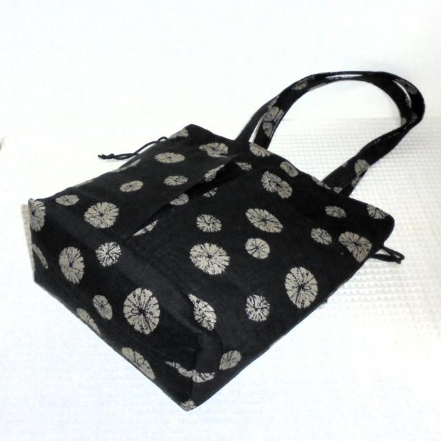 ◆和柄◆丸い白い花×黒地◆外ポケットA持ち手付き巾着バッグ◆ < 女性ファッション  ◆和柄◆丸い白い花×黒地◆外ポケットA持ち手付き巾着バッグ◆ < 女性ファッションの