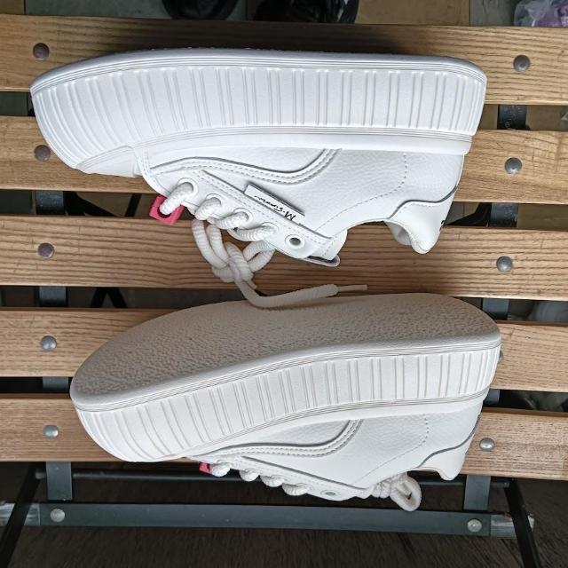 新品 22.5cm レディース スニーカー ホワイト シューズ 靴 厚底 < 女性ファッション  新品 22.5cm レディース スニーカー ホワイト シューズ 靴 厚底 < 女性ファッションの