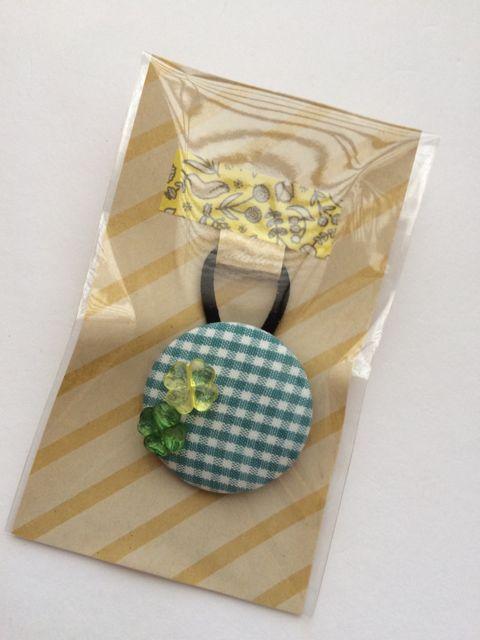 ハンドメイド ヘアゴム くるみボタン 幸せの四つ葉のクローバー < 女性ファッション  ハンドメイド ヘアゴム くるみボタン 幸せの四つ葉のクローバー < 女性ファッションの