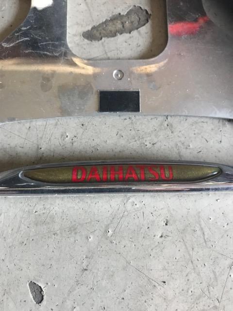 ダイハツ純正オプションメッキナンバーフレーム一台分セット < 自動車/バイク ダイハツ純正オプションメッキナンバーフレーム一台分セット < 自動車/バイク