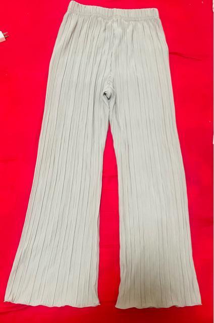 美品Rafnaf ラフラフ プリーツセミワイドパンツ ウエストゴム 落ち感 < 女性ファッション  美品Rafnaf ラフラフ プリーツセミワイドパンツ ウエストゴム 落ち感 < 女性ファッションの