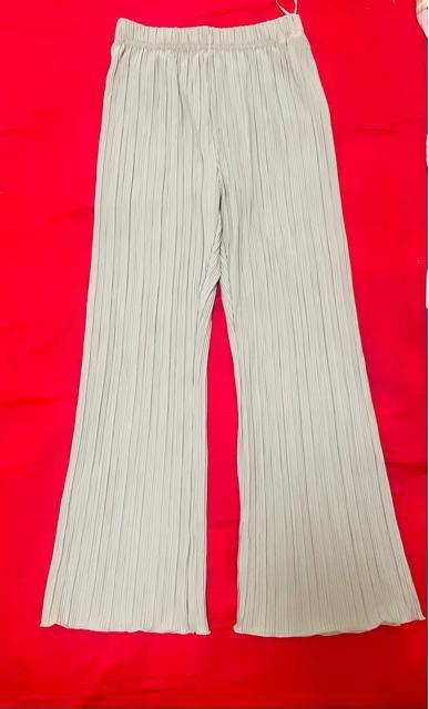 美品Rafnaf ラフラフ プリーツセミワイドパンツ ウエストゴム 落ち感 < 女性ファッション  美品Rafnaf ラフラフ プリーツセミワイドパンツ ウエストゴム 落ち感 < 女性ファッションの