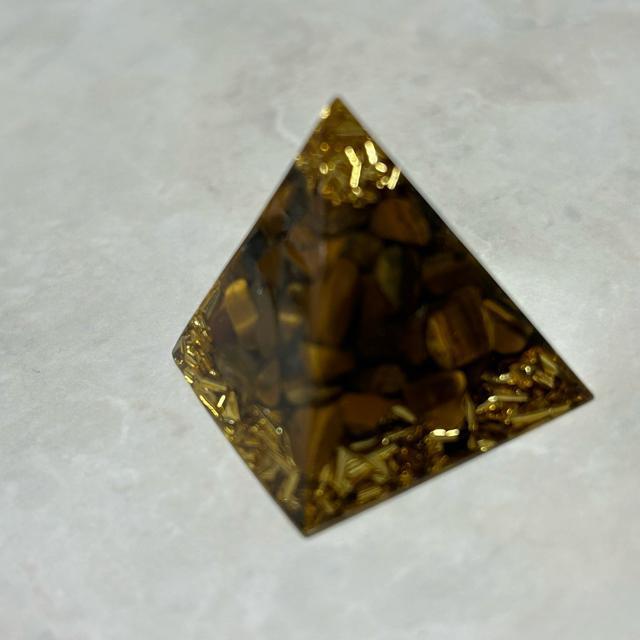 ピラミッド型 タイガーアイ 置物 ゴールド 風水 < インテリア/ライフ ピラミッド型 タイガーアイ 置物 ゴールド 風水 < インテリア/ライフの
