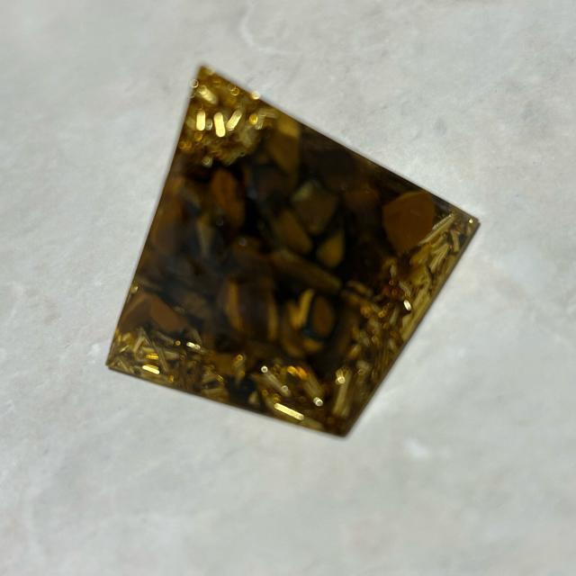 ピラミッド型 タイガーアイ 置物 ゴールド 風水 < インテリア/ライフ ピラミッド型 タイガーアイ 置物 ゴールド 風水 < インテリア/ライフの
