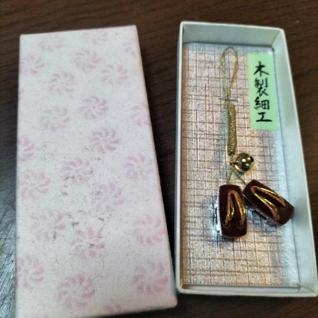 【飛騨高山 特産品】キーホルダー 下駄 お守り 木製細工 < ホビー 【飛騨高山 特産品】キーホルダー 下駄 お守り 木製細工 < ホビーの