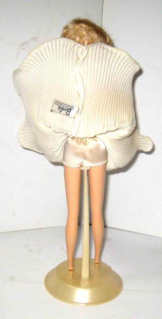 マリリン・モンロー 七年目の浮気 バービー人形 < ホビー マリリン・モンロー 七年目の浮気 バービー人形 < ホビーの