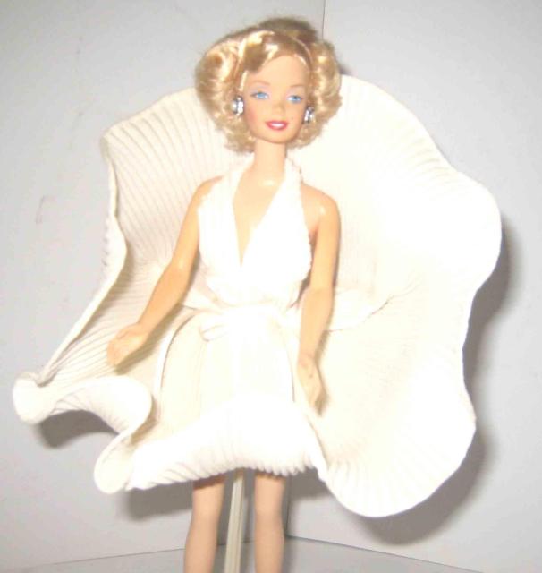 マリリン・モンロー 七年目の浮気 バービー人形 < ホビー マリリン・モンロー 七年目の浮気 バービー人形 < ホビーの