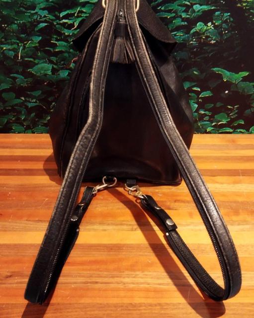 コロンとした形がかわいい フラップ式 黒 リュック ショルダーにもなる 自立する < 女性ファッション コロンとした形がかわいい フラップ式 黒 リュック ショルダーにもなる 自立する < 女性ファッションの