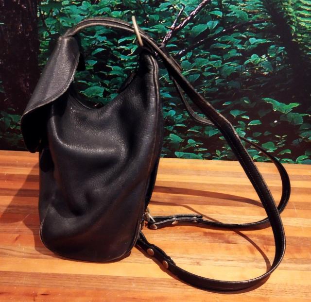 コロンとした形がかわいい フラップ式 黒 リュック ショルダーにもなる 自立する < 女性ファッション コロンとした形がかわいい フラップ式 黒 リュック ショルダーにもなる 自立する < 女性ファッションの