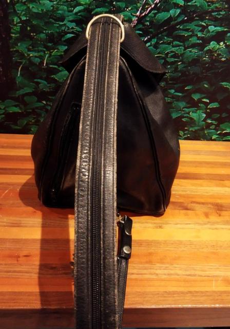 コロンとした形がかわいい フラップ式 黒 リュック ショルダーにもなる 自立する < 女性ファッション コロンとした形がかわいい フラップ式 黒 リュック ショルダーにもなる 自立する < 女性ファッションの