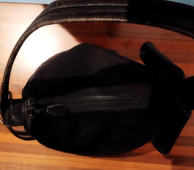 コロンとした形がかわいい フラップ式 黒 リュック ショルダーにもなる 自立する < 女性ファッション コロンとした形がかわいい フラップ式 黒 リュック ショルダーにもなる 自立する < 女性ファッションの