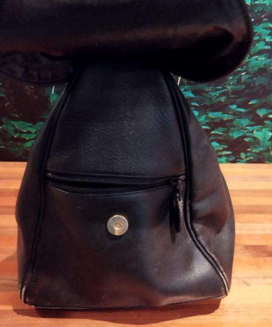 コロンとした形がかわいい フラップ式 黒 リュック ショルダーにもなる 自立する < 女性ファッション コロンとした形がかわいい フラップ式 黒 リュック ショルダーにもなる 自立する < 女性ファッションの