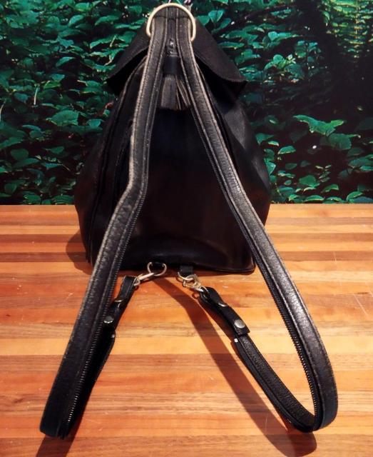 コロンとした形がかわいい フラップ式 黒 リュック ショルダーにもなる 自立する < 女性ファッション コロンとした形がかわいい フラップ式 黒 リュック ショルダーにもなる 自立する < 女性ファッションの