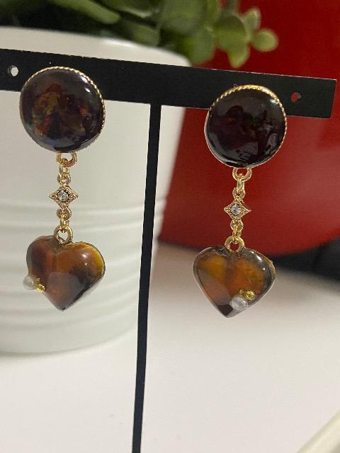 ハンドメイド レジン ハートのピアス ブラウンミックス < 女性ファッション  ハンドメイド レジン ハートのピアス ブラウンミックス  < 女性ファッションの