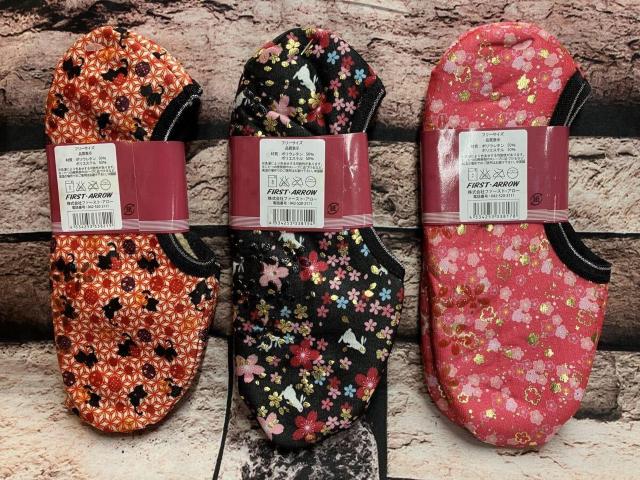 日本限定!『画像から3足組』薄くて軽くて柔らかくフィットして足下ぽかばか!足裏滑り止め加工付きあったかソックス < 女性ファッション 日本限定!『画像から3足組』薄くて軽くて柔らかくフィットして足下ぽかばか!足裏滑り止め加工付きあったかソックス < 女性ファッションの