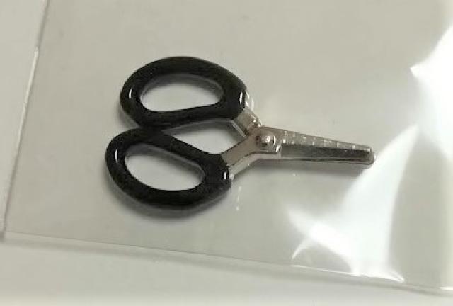 ミニチュア★ハサミ★黒★チョキチョキと動き簡単な物は切れます♪ < おもちゃ  ミニチュア★ハサミ★黒★チョキチョキと動き簡単な物は切れます♪ < おもちゃの