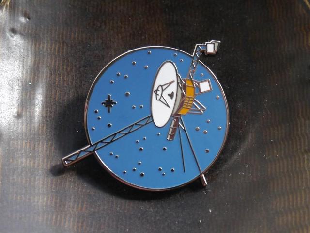新品 宇宙探査機 ボイジャー1号 ピンブローチ ピンバッジ ピンズ NASA < 男性アクセサリー/時計  新品 宇宙探査機 ボイジャー1号 ピンブローチ ピンバッジ ピンズ NASA  < 男性アクセサリー/時計の