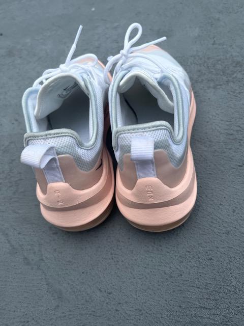 NIKEエアーMAXアクシス < 女性ファッション  NIKEエアーMAXアクシス < 女性ファッションの