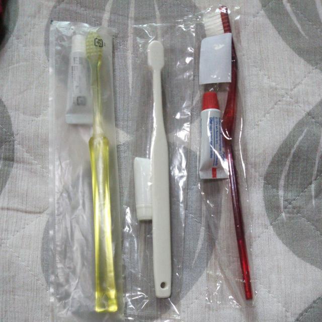 未使用未開封新品 アメニティ歯ブラシ3本セット 赤黄白 送料無料即決 < インテリア/ライフ  未使用未開封新品 アメニティ歯ブラシ3本セット 赤黄白 送料無料即決 < インテリア/ライフの