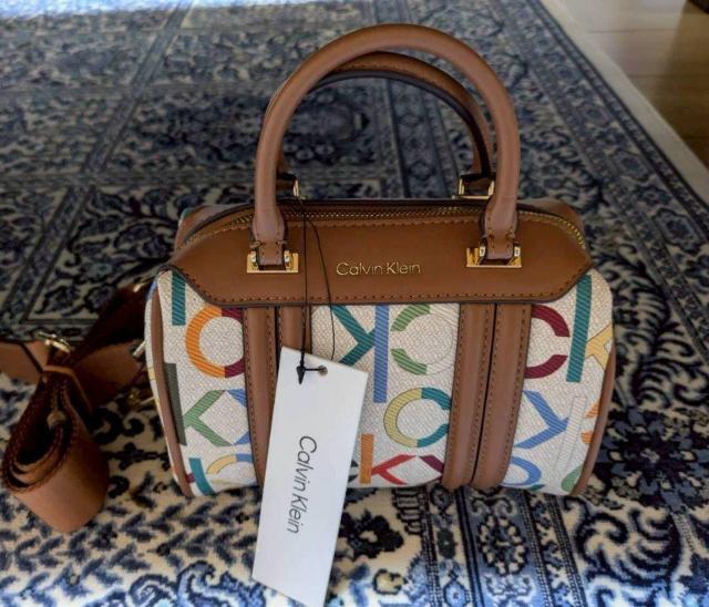 yCalvin KleinzmO ~j{XgobO V_[obO Ki  uh 