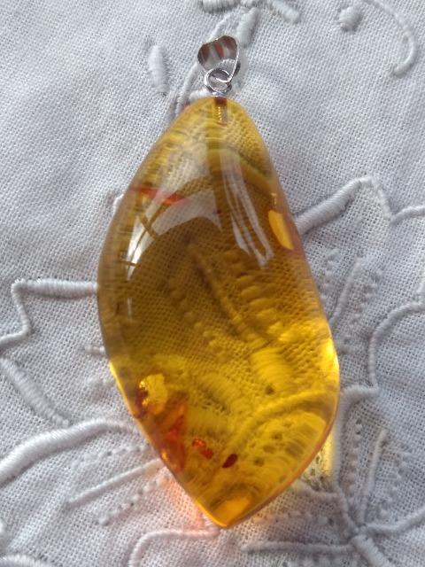 琥珀 アンバーペンダントトップ&ブラックスピネルネックレス < 女性アクセサリー/時計 琥珀 アンバーペンダントトップ&ブラックスピネルネックレス < 女性アクセサリー/時計の