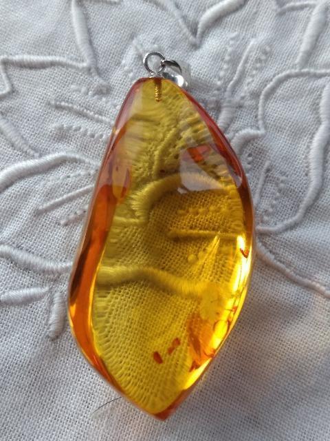 琥珀 アンバーペンダントトップ&ブラックスピネルネックレス < 女性アクセサリー/時計 琥珀 アンバーペンダントトップ&ブラックスピネルネックレス < 女性アクセサリー/時計の