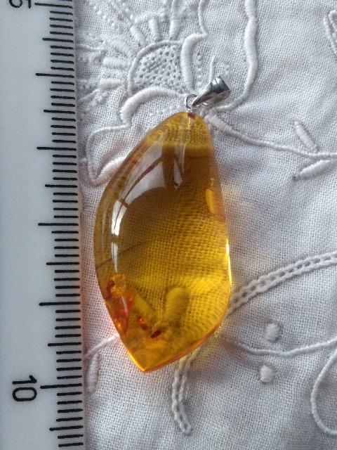 琥珀 アンバーペンダントトップ&ブラックスピネルネックレス < 女性アクセサリー/時計 琥珀 アンバーペンダントトップ&ブラックスピネルネックレス < 女性アクセサリー/時計の