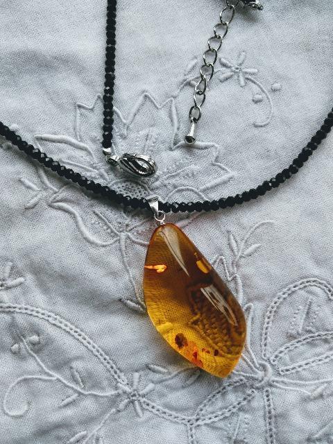 琥珀 アンバーペンダントトップ&ブラックスピネルネックレス < 女性アクセサリー/時計 琥珀 アンバーペンダントトップ&ブラックスピネルネックレス < 女性アクセサリー/時計の