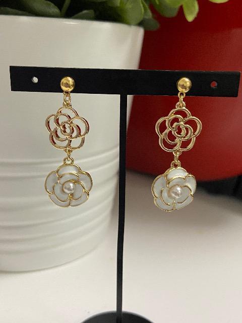 イヤリングに変更可能 ハンドメイド カメリアのチャームのピアス 白 < 女性ファッション  イヤリングに変更可能 ハンドメイド カメリアのチャームのピアス 白  < 女性ファッションの