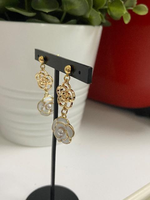 イヤリングに変更可能 ハンドメイド カメリアのチャームのピアス 白 < 女性ファッション  イヤリングに変更可能 ハンドメイド カメリアのチャームのピアス 白 < 女性ファッションの