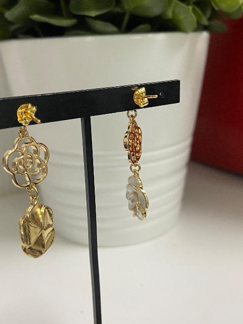 イヤリングに変更可能 ハンドメイド カメリアのチャームのピアス 白 < 女性ファッション  イヤリングに変更可能 ハンドメイド カメリアのチャームのピアス 白 < 女性ファッションの