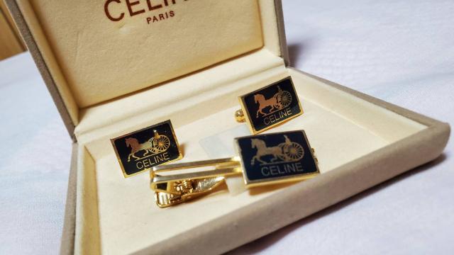 正規 セリーヌ クラシック 馬車ロゴスクエアカフス ゴールド×黒系紺 ネクタイピン セット エンブレムアイコン 付属有 < ブランド 正規 セリーヌ クラシック 馬車ロゴスクエアカフス ゴールド×黒系紺 ネクタイピン セット エンブレムアイコン 付属有 < ブランドの