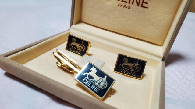 正規 セリーヌ クラシック 馬車ロゴスクエアカフス ゴールド×黒系紺 ネクタイピン セット エンブレムアイコン 付属有 < ブランド 正規 セリーヌ クラシック 馬車ロゴスクエアカフス ゴールド×黒系紺 ネクタイピン セット エンブレムアイコン 付属有 < ブランドの
