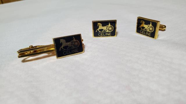 正規 セリーヌ クラシック 馬車ロゴスクエアカフス ゴールド×黒系紺 ネクタイピン セット エンブレムアイコン 付属有 < ブランド 正規 セリーヌ クラシック 馬車ロゴスクエアカフス ゴールド×黒系紺 ネクタイピン セット エンブレムアイコン 付属有 < ブランドの