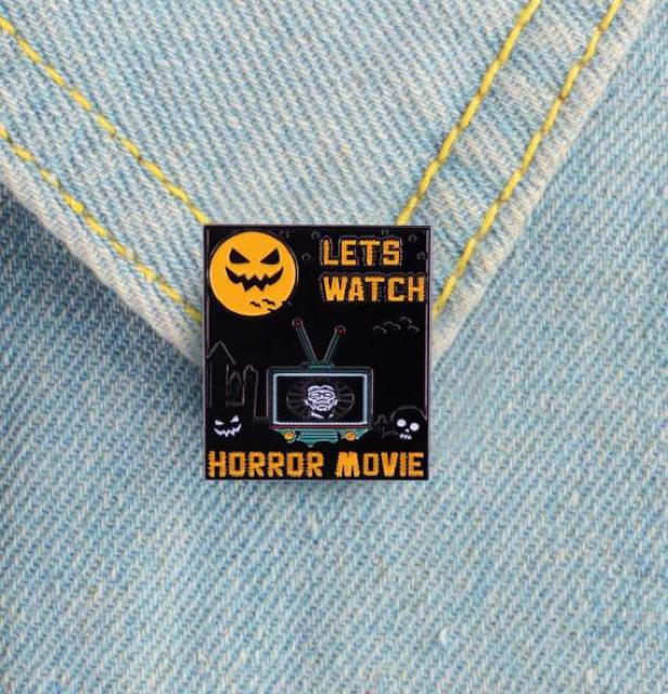 新品「ホラー映画観ようぜ!」ピンブローチ ピンバッジ  < 男性アクセサリー/時計  新品「ホラー映画観ようぜ!」ピンブローチ ピンバッジ  < 男性アクセサリー/時計の