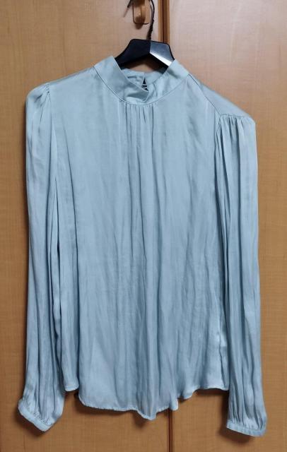 アイスブルー ペパーミントグリーン サテン 後ろボタン ブラウス XS < 女性ファッション  アイスブルー ペパーミントグリーン サテン 後ろボタン ブラウス XS  < 女性ファッションの