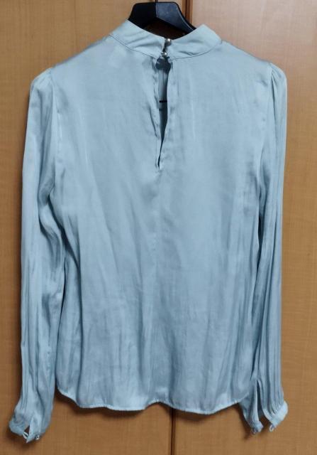 アイスブルー ペパーミントグリーン サテン 後ろボタン ブラウス XS < 女性ファッション  アイスブルー ペパーミントグリーン サテン 後ろボタン ブラウス XS < 女性ファッションの