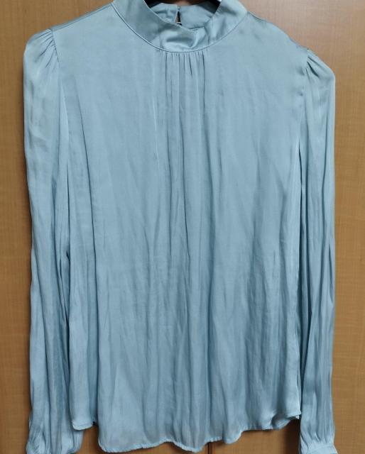 アイスブルー ペパーミントグリーン サテン 後ろボタン ブラウス XS < 女性ファッション  アイスブルー ペパーミントグリーン サテン 後ろボタン ブラウス XS < 女性ファッションの