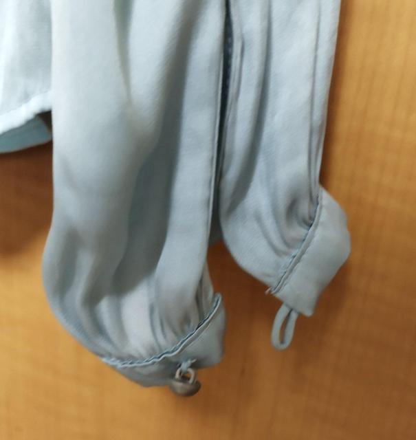 アイスブルー ペパーミントグリーン サテン 後ろボタン ブラウス XS < 女性ファッション  アイスブルー ペパーミントグリーン サテン 後ろボタン ブラウス XS < 女性ファッションの