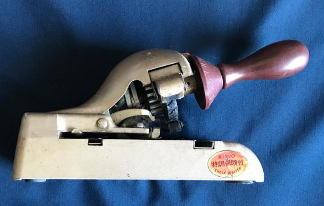 〇 手形・小切手等の印字機 NIPPO       CHECK  WRITER   ( ニッポー チェックライター) < インテリア/ライフ  〇 手形・小切手等の印字機 NIPPO       CHECK  WRITER   ( ニッポー チェックライター) < インテリア/ライフの