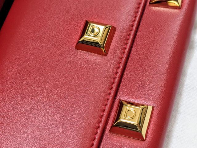 ���������@�ɔ��i�@Salvatore Ferragamo�@�K���`�[�j �X�^�b�Y�@�����z �� �u�����h�� 