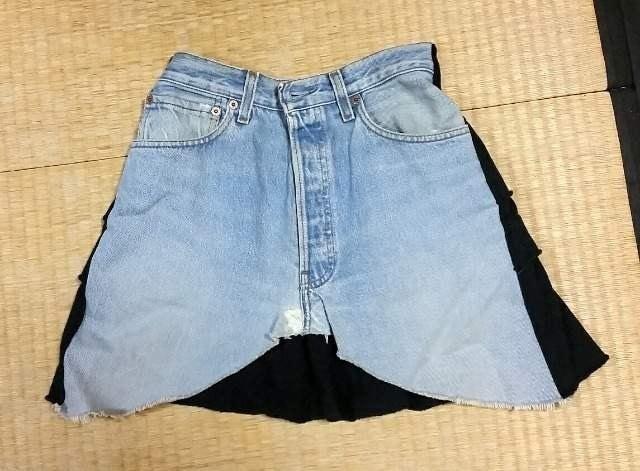 デニムと黒のフリルミニスカート < 女性ファッション デニムと黒のフリルミニスカート < 女性ファッションの