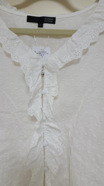 新品未着用 フリルとドット模様の刺繍が可愛いブラウス < 女性ファッション  新品未着用 フリルとドット模様の刺繍が可愛いブラウス < 女性ファッションの