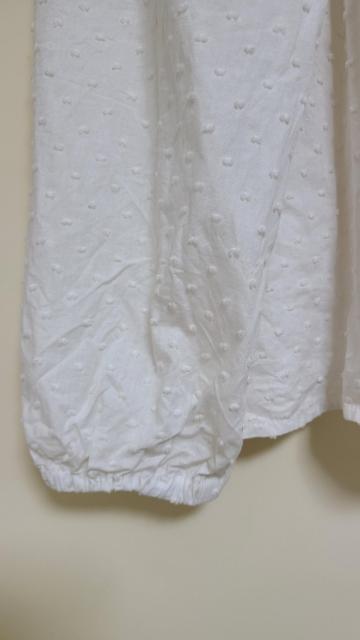 新品未着用 フリルとドット模様の刺繍が可愛いブラウス < 女性ファッション  新品未着用 フリルとドット模様の刺繍が可愛いブラウス < 女性ファッションの