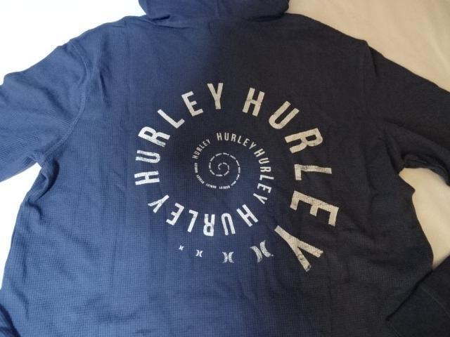 【HURLEY】 バックプリントあり フード ポケット付 サーマル素材  ロングスリーブTシャツUS M < ブランド  【HURLEY】 バックプリントあり フード ポケット付 サーマル素材  ロングスリーブTシャツUS M < ブランドの