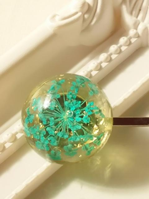 水色のレースフラワーのドーム型ヘアピン  レジン  ハンドメイド < 女性ファッション  水色のレースフラワーのドーム型ヘアピン  レジン  ハンドメイド < 女性ファッションの