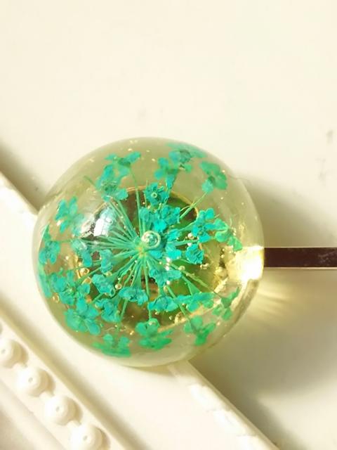 水色のレースフラワーのドーム型ヘアピン  レジン  ハンドメイド < 女性ファッション  水色のレースフラワーのドーム型ヘアピン  レジン  ハンドメイド < 女性ファッションの