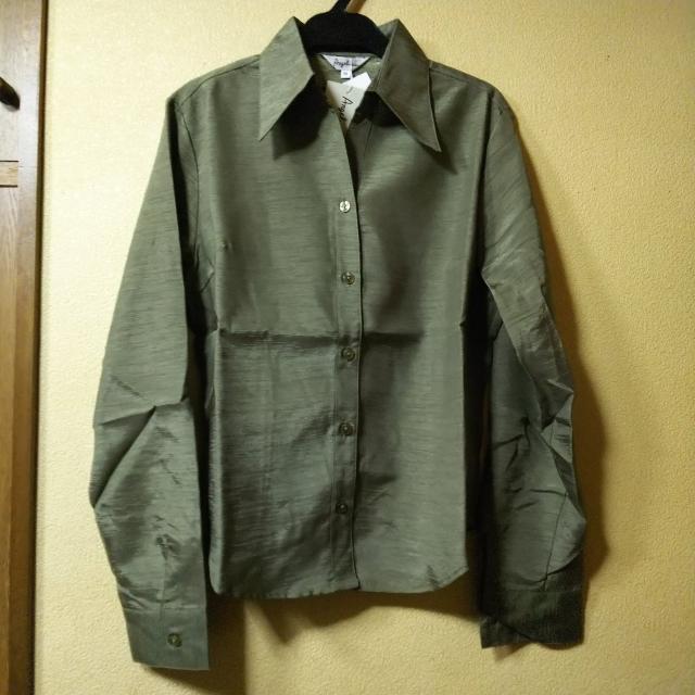 新品タグ付★光沢のある長袖シャツ/カーキ/M < 女性ファッション  新品タグ付★光沢のある長袖シャツ/カーキ/M  < 女性ファッションの