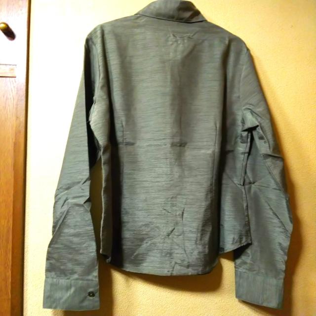 新品タグ付★光沢のある長袖シャツ/カーキ/M < 女性ファッション  新品タグ付★光沢のある長袖シャツ/カーキ/M < 女性ファッションの